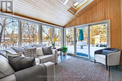 1735 Sunningdale Bend, Mississauga, ON - Indoor Photo Showing Living Room