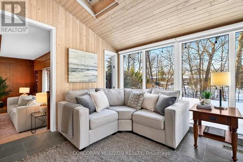 1735 Sunningdale Bend, Mississauga, ON - Indoor Photo Showing Living Room