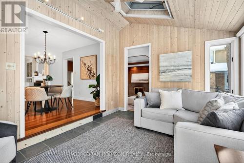 1735 Sunningdale Bend, Mississauga, ON - Indoor Photo Showing Living Room