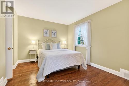 1735 Sunningdale Bend, Mississauga, ON - Indoor Photo Showing Bedroom