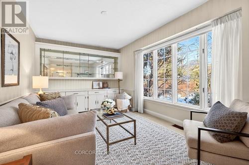 1735 Sunningdale Bend, Mississauga, ON - Indoor Photo Showing Living Room