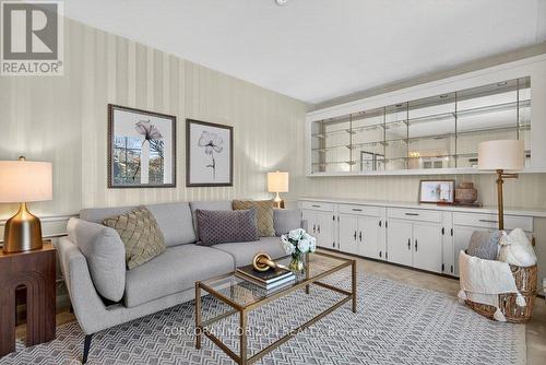 1735 Sunningdale Bend, Mississauga, ON - Indoor Photo Showing Living Room