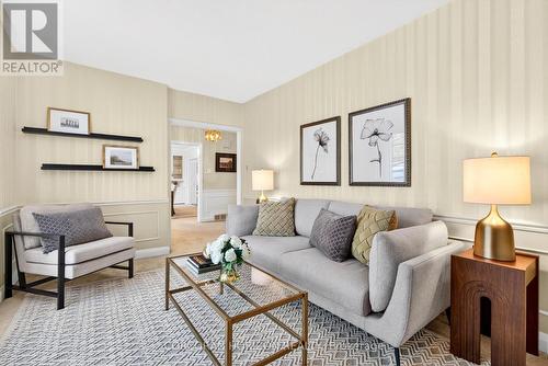1735 Sunningdale Bend, Mississauga, ON - Indoor Photo Showing Living Room