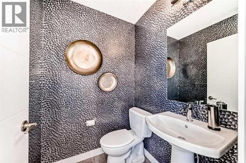 38 Lavender Road Se, Calgary, AB - Indoor Photo Showing Bathroom