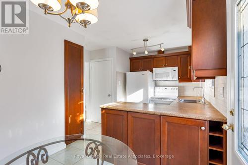 958 Fletcher Valley Crescent, Mississauga, ON - Indoor Photo Showing Kitchen