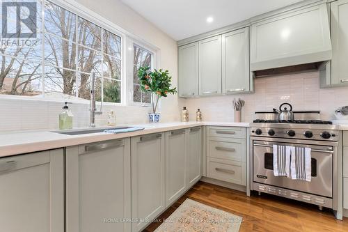 519 Regina Drive, Burlington, ON - Indoor Photo Showing Kitchen With Upgraded Kitchen