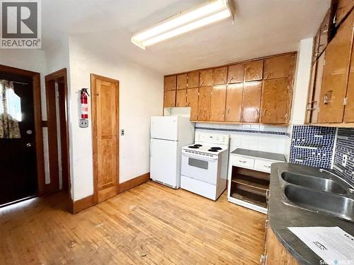414 9Th Street E, Prince Albert, SK - Indoor Photo Showing Kitchen With Double Sink