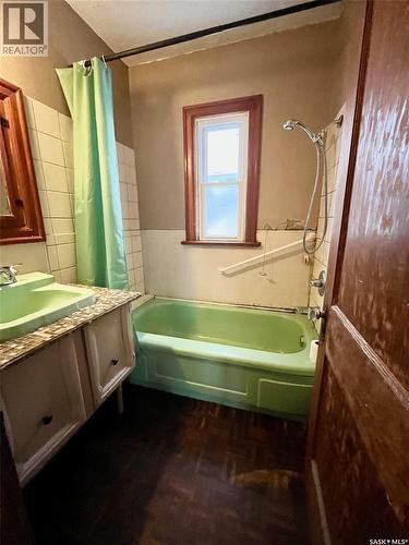 414 9Th Street E, Prince Albert, SK - Indoor Photo Showing Bathroom