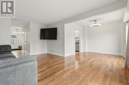 6486 Edenwood Drive, Mississauga, ON - Indoor Photo Showing Living Room