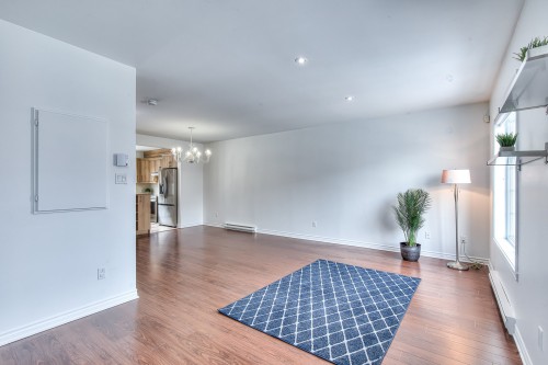 Salon - 434 Rue Étienne-Lavoie, Laval (Sainte-Dorothée), QC - Indoor