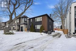 43 BROADVIEW AVENUE  Mississauga, ON L5H 2S8