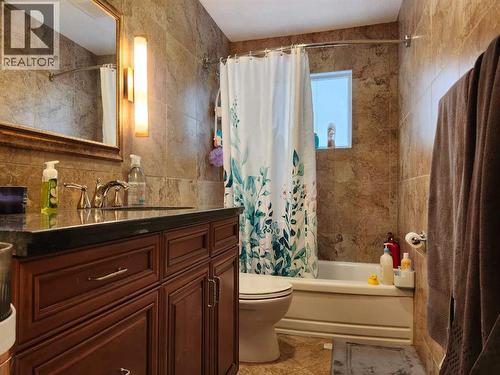 403 11 Street E, Drumheller, AB - Indoor Photo Showing Bathroom