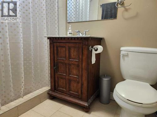 403 11 Street E, Drumheller, AB - Indoor Photo Showing Bathroom