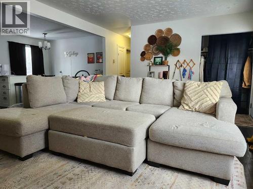 403 11 Street E, Drumheller, AB - Indoor Photo Showing Living Room