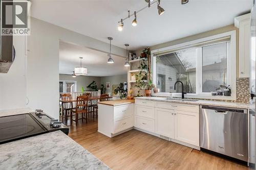 4351 70 Street Nw, Calgary, AB - Indoor Photo Showing Kitchen