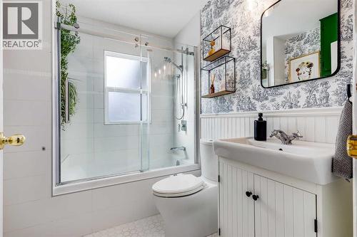 4351 70 Street Nw, Calgary, AB - Indoor Photo Showing Bathroom