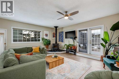 4351 70 Street Nw, Calgary, AB - Indoor Photo Showing Living Room