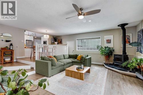 4351 70 Street Nw, Calgary, AB - Indoor Photo Showing Living Room
