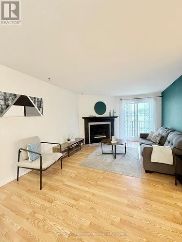217 - 737 Deveron Crescent, London South (South T), ON - Indoor Photo Showing Living Room