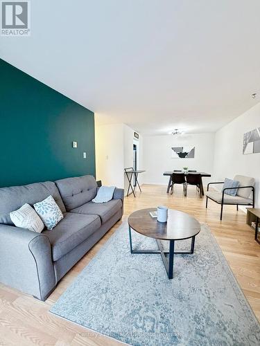 217 - 737 Deveron Crescent, London South (South T), ON - Indoor Photo Showing Living Room