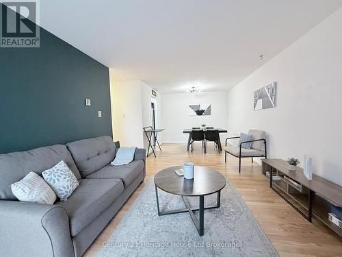 217 - 737 Deveron Crescent, London South (South T), ON - Indoor Photo Showing Living Room