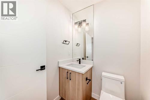 1729 31 Street Sw, Calgary, AB - Indoor Photo Showing Bathroom