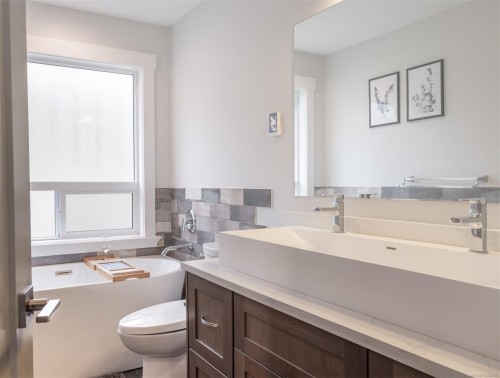 1700 Warn Way, Qualicum Beach, BC 