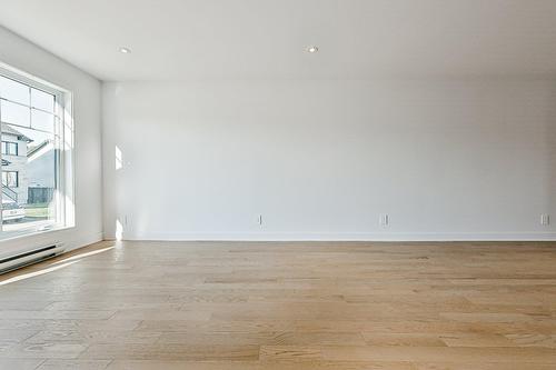 Salon - 37 Rue Du Noroît, Lanoraie, QC 