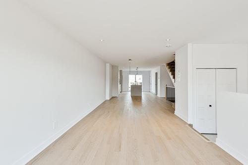 Salon - 37 Rue Du Noroît, Lanoraie, QC 