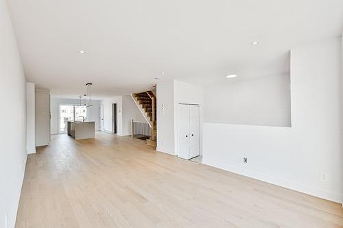 Salon - 37 Rue Du Noroît, Lanoraie, QC 