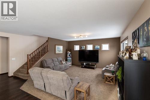 4828 55 Boulevard Close, Innisfail, AB - Indoor Photo Showing Living Room