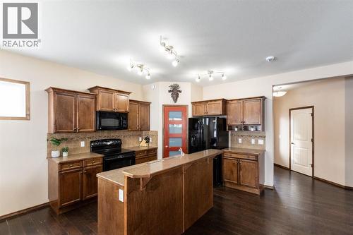 4828 55 Boulevard Close, Innisfail, AB - Indoor Photo Showing Kitchen With Double Sink