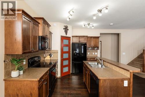 4828 55 Boulevard Close, Innisfail, AB - Indoor Photo Showing Kitchen With Double Sink