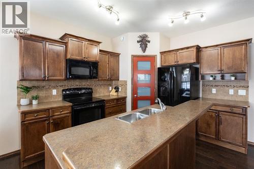 4828 55 Boulevard Close, Innisfail, AB - Indoor Photo Showing Kitchen With Double Sink