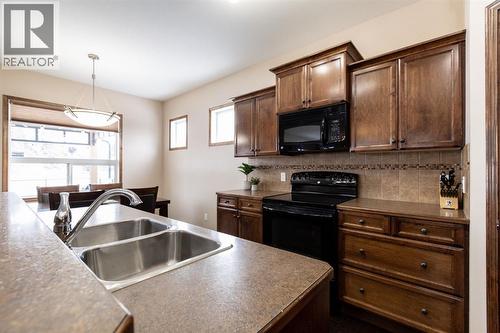 4828 55 Boulevard Close, Innisfail, AB - Indoor Photo Showing Kitchen With Double Sink