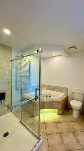 Salle de bains - 5-9300 Rue Rubaniers, Brossard, QC - Indoor Photo Showing Bathroom