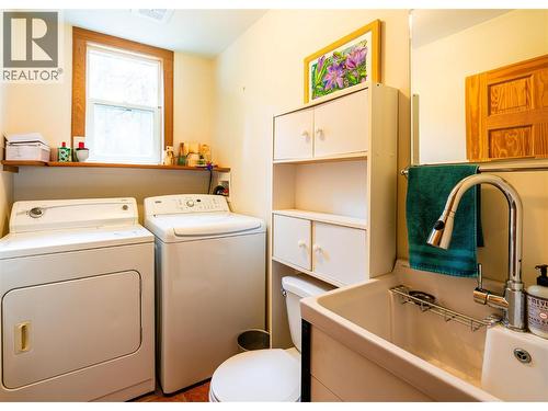6257 Highway 3, Hedley, BC - Indoor Photo Showing Laundry Room