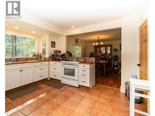 6257 Highway 3, Hedley, BC - Indoor Photo Showing Kitchen