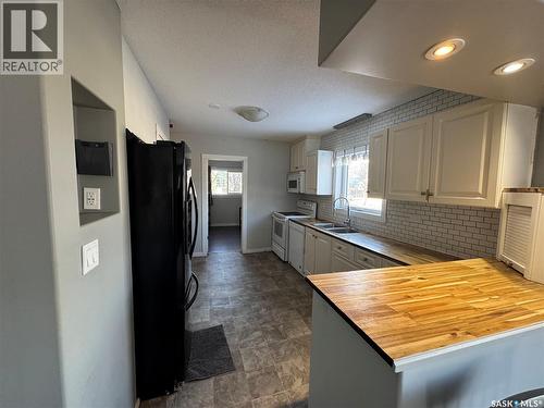 2600 Wallace Street, Regina, SK - Indoor Photo Showing Kitchen With Double Sink