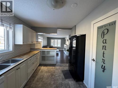 2600 Wallace Street, Regina, SK - Indoor Photo Showing Kitchen With Double Sink