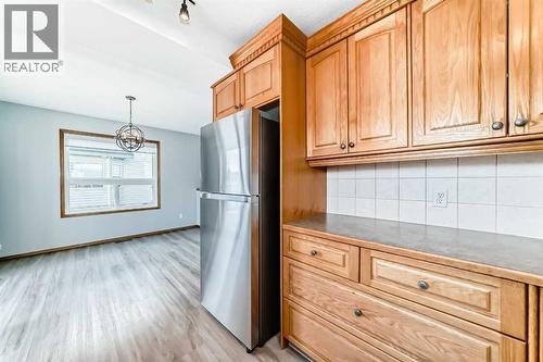 The kitchen has lots of upper cupboards and big lower drawers - 21 Hillview Road, Strathmore, AB - Indoor Photo Showing Kitchen