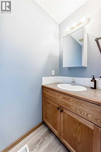Half Bath - 21 Hillview Road, Strathmore, AB - Indoor Photo Showing Bathroom