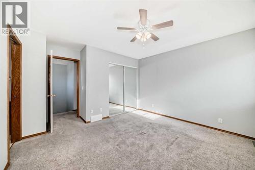 Ceiling fan with light and big closet - 21 Hillview Road, Strathmore, AB - Indoor Photo Showing Other Room