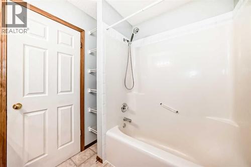 4 piece bathroom  with shelving - 21 Hillview Road, Strathmore, AB - Indoor Photo Showing Bathroom