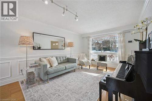 33 Manitoulin Crescent, Kitchener, ON - Indoor Photo Showing Living Room