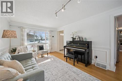 33 Manitoulin Crescent, Kitchener, ON - Indoor Photo Showing Living Room