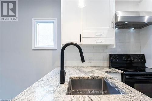 222 Kensington Avenue N, Hamilton, ON - Indoor Photo Showing Kitchen