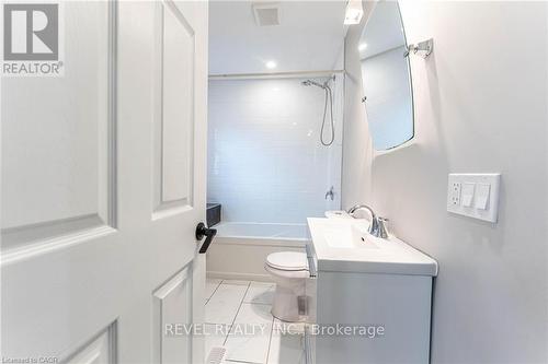 222 Kensington Avenue N, Hamilton, ON - Indoor Photo Showing Bathroom