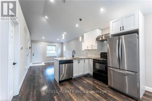 222 Kensington Avenue N, Hamilton, ON - Indoor Photo Showing Kitchen With Upgraded Kitchen