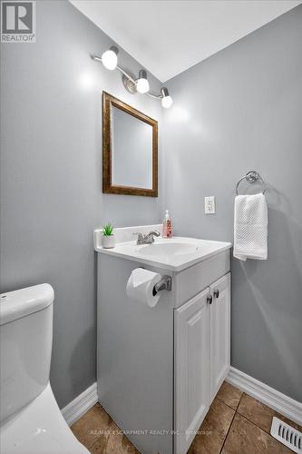 71 Royaledge Way, Hamilton, ON - Indoor Photo Showing Bathroom